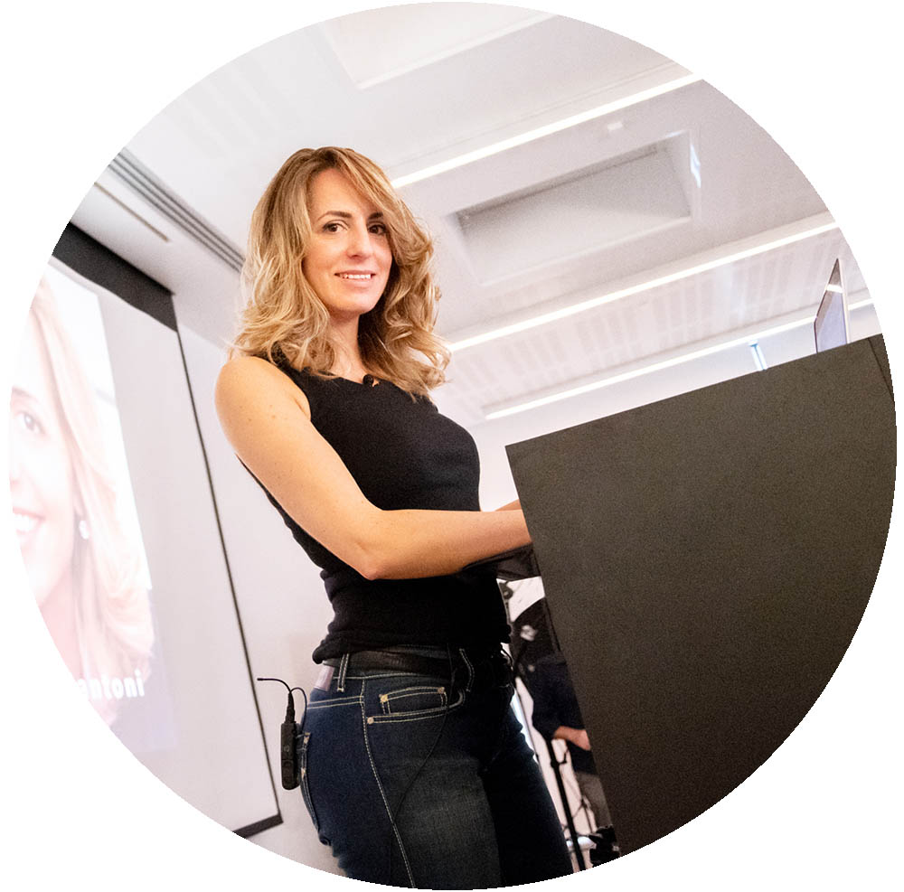 Marianna Santoni durante una conferenza