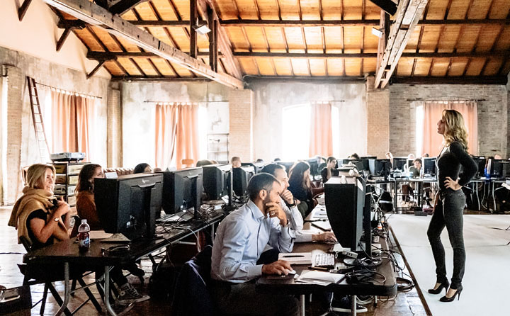 Foto dell'aula a Milano, allestita con monitor EIZO, dove Marianna Santoni tiene i corsi su Photoshop e Lightroom.