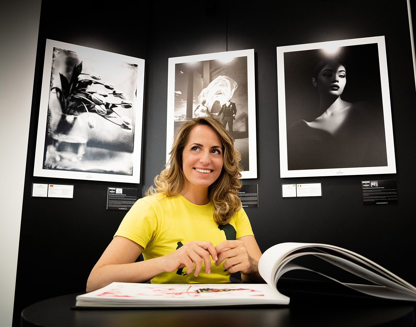 Marianna Santoni seduta tra stampe fotografiche fine art.