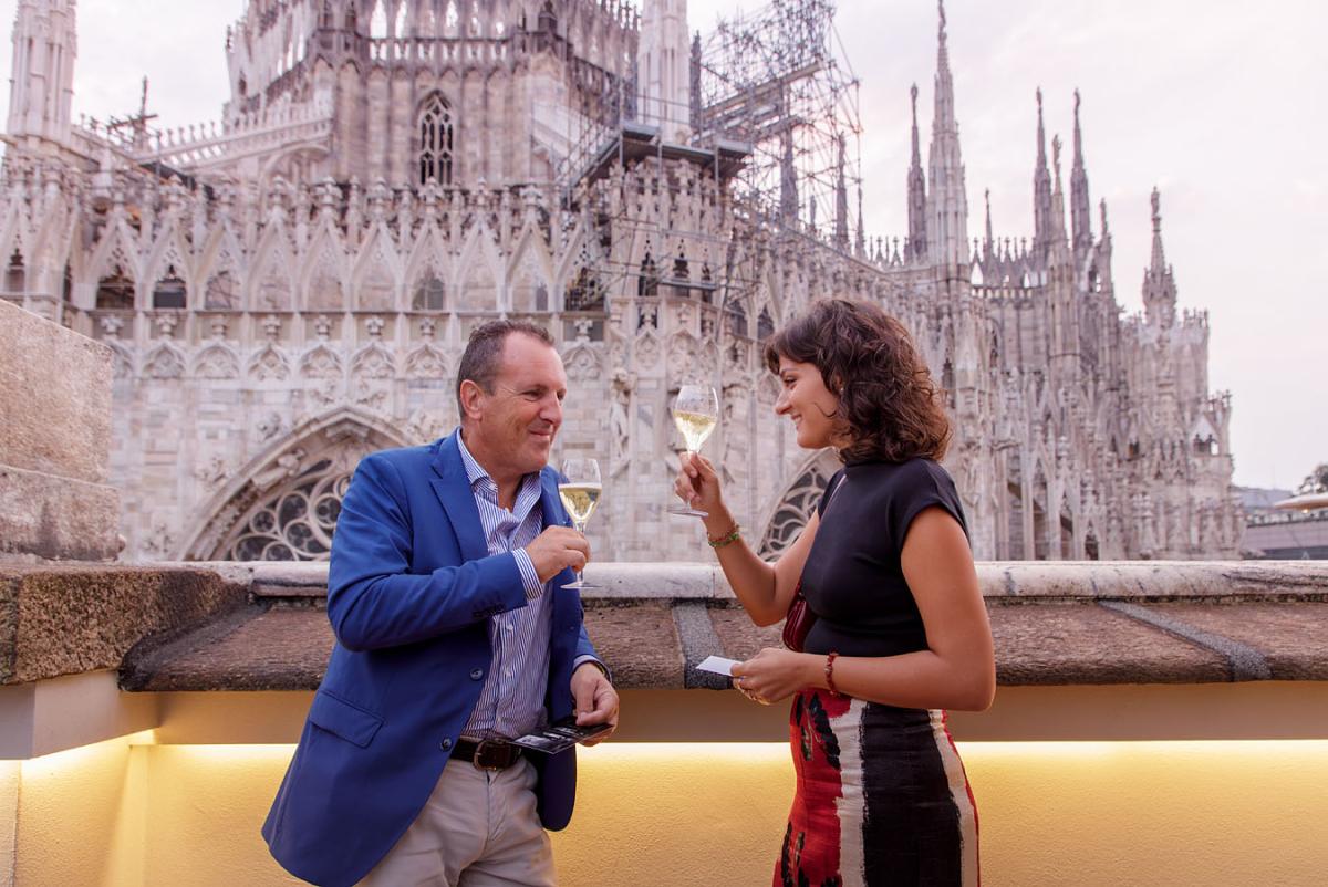 Un brindisi sul terrazzo affacciato sul Duomo