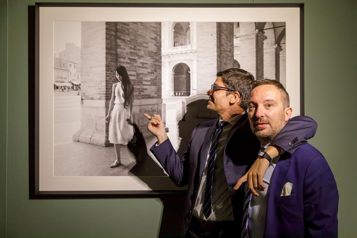 Ospiti davanti a una fotografia di Roberto Lugano