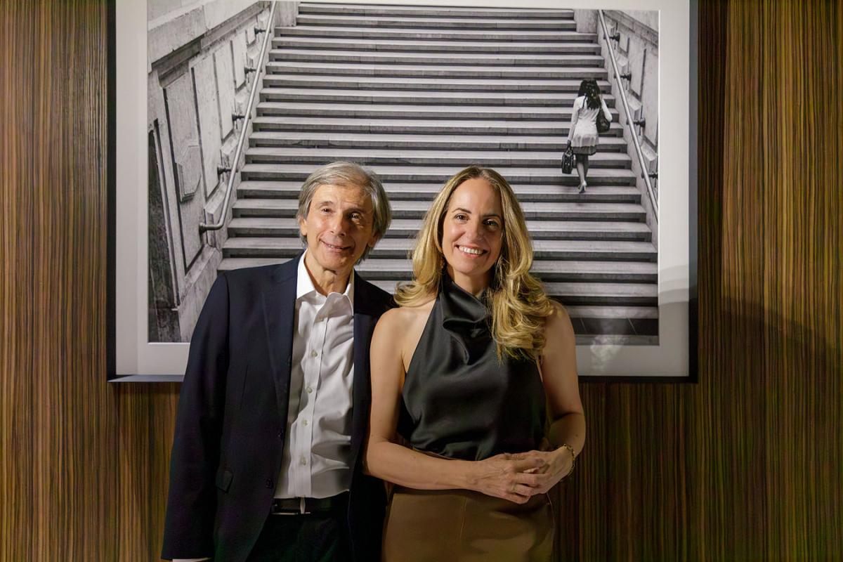 Ospiti davanti a una fotografia di Roberto Lugano
