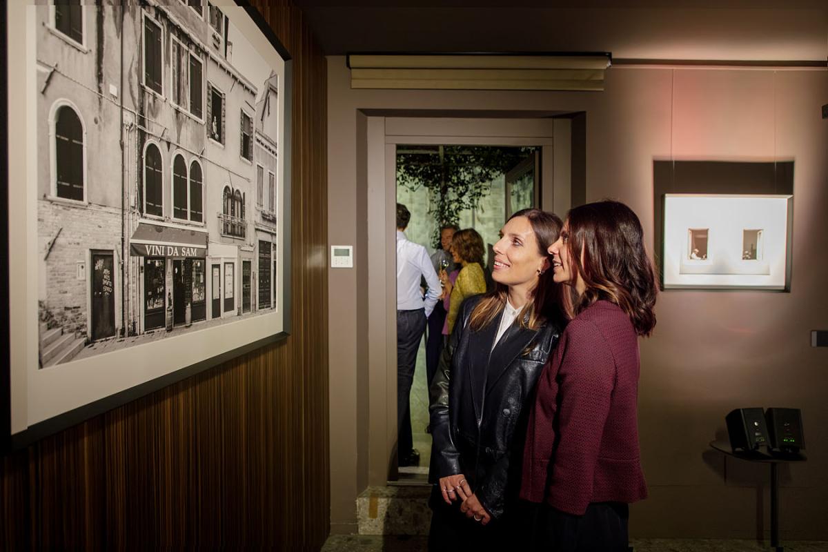 Una sala dello Studio con le fotografie in mostra