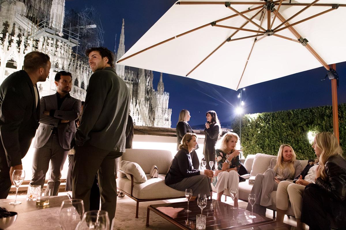 Il terrazzo di sera con il Duomo illuminato