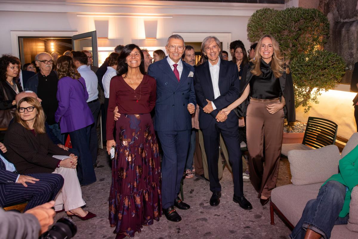 Foto di gruppo durante l&rsquo;inaugurazione della mostra People Around