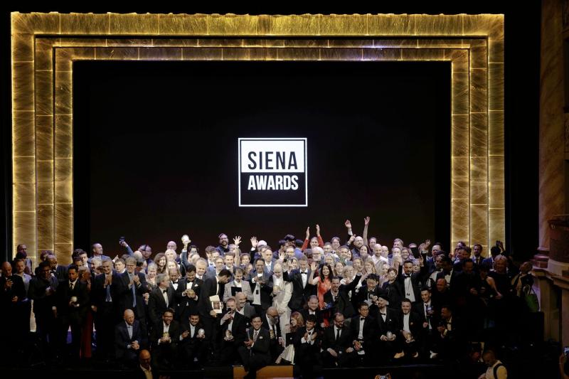 Fotografi premiati sul palco della cerimonia del Siena Awards