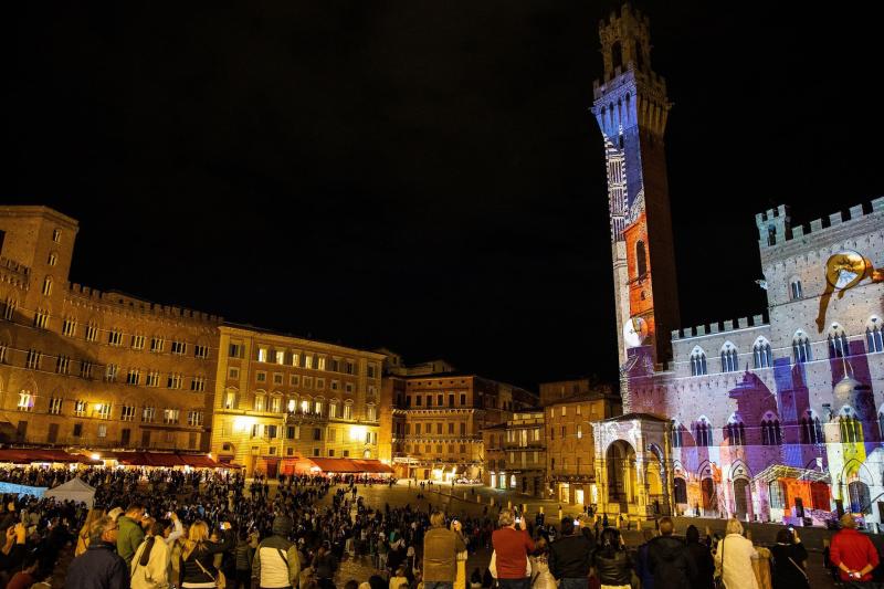 Piazza del Campo di notte durante le proiezioni del festival