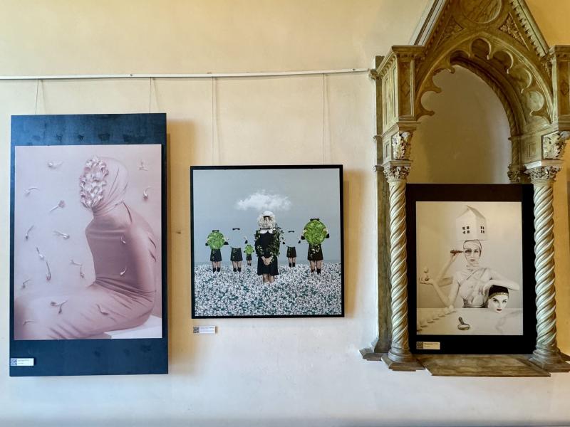 Opere del Creative Photo Awards esposte in una sala storica