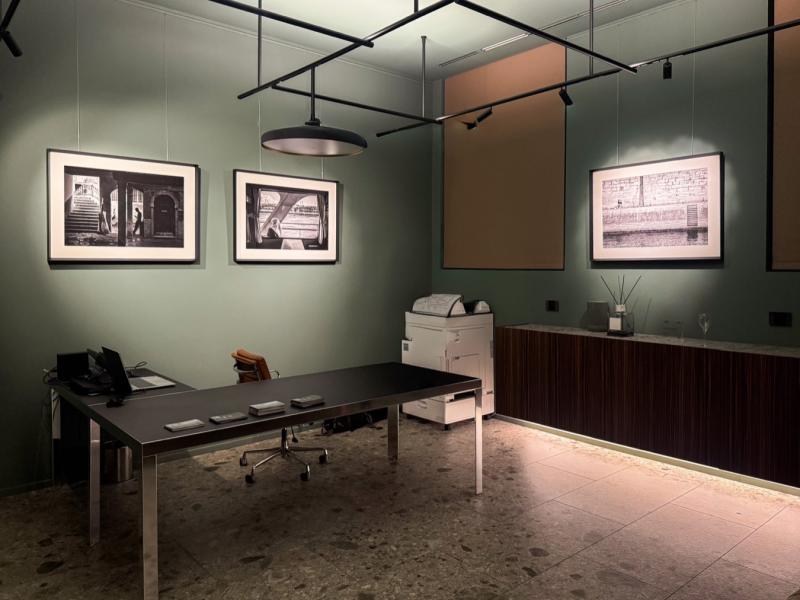 L’allestimento della mostra People Around allo Studio Bandera