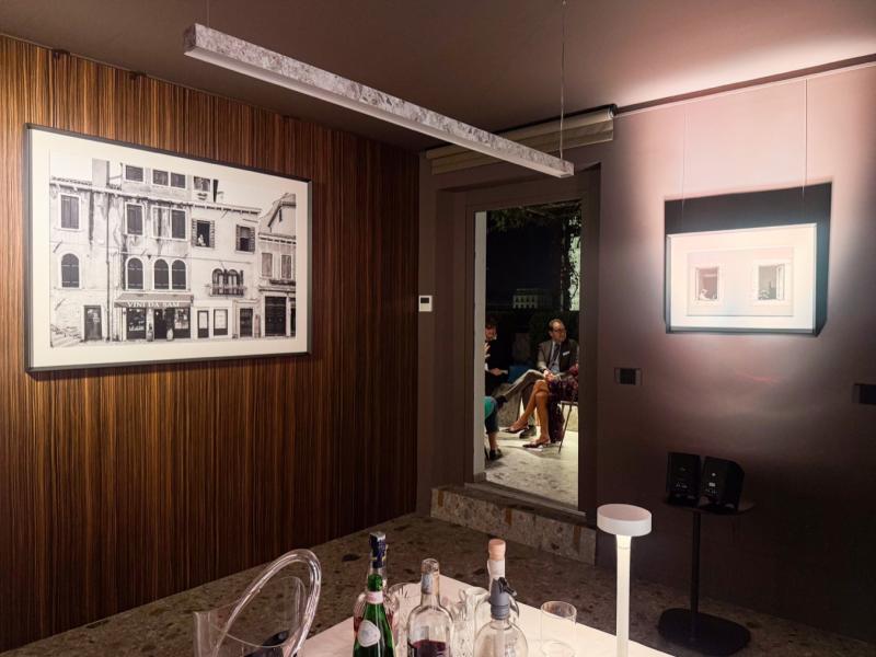 L’allestimento della mostra People Around allo Studio Bandera