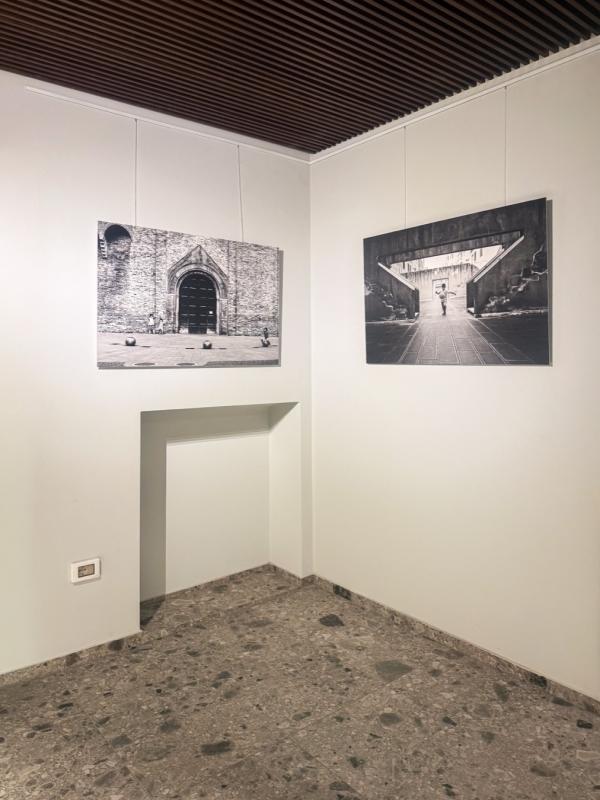L’allestimento della mostra People Around allo Studio Bandera
